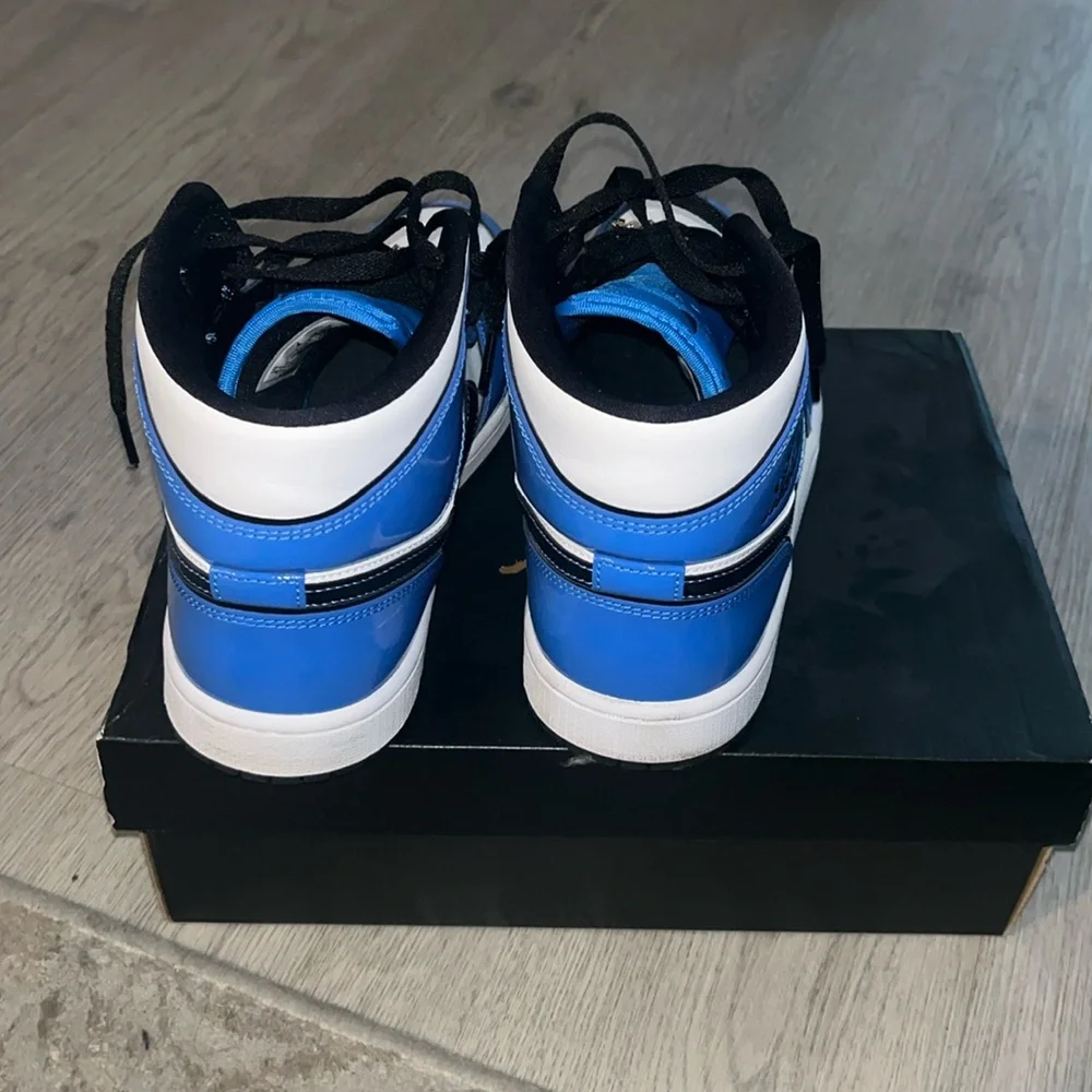 2021 Air Jordan 1 Mid SE 'Signal Blue'